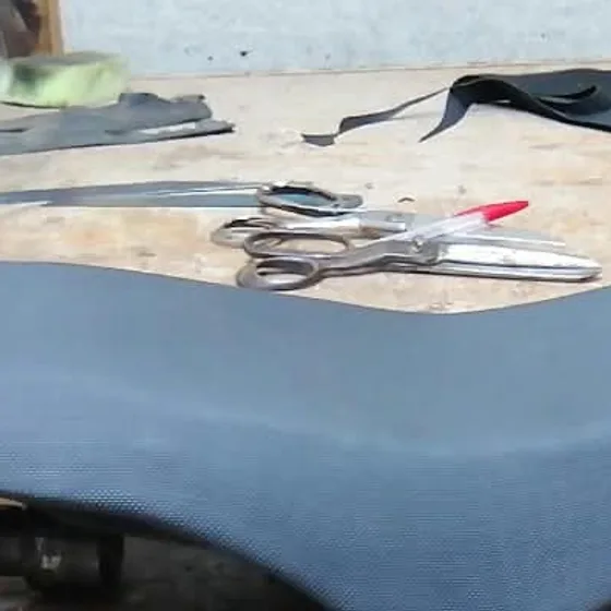 Detalle macro de vinil antideslizante negro texturizado para asiento de motocicleta
