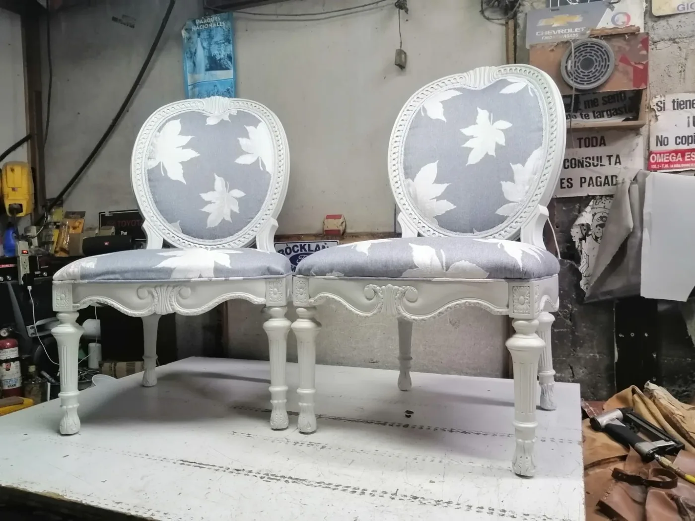Par de sillas Luis XV con respaldo medallón, madera lacada en blanco y tela estampada floral