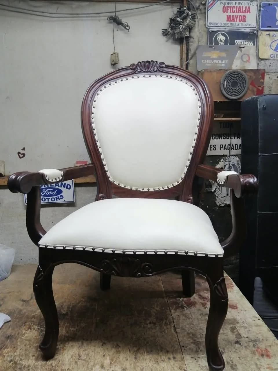 Sillón Luis XV con marco de caoba tallado, restaurado y tapizado en cuero blanco con tachuela decorativa