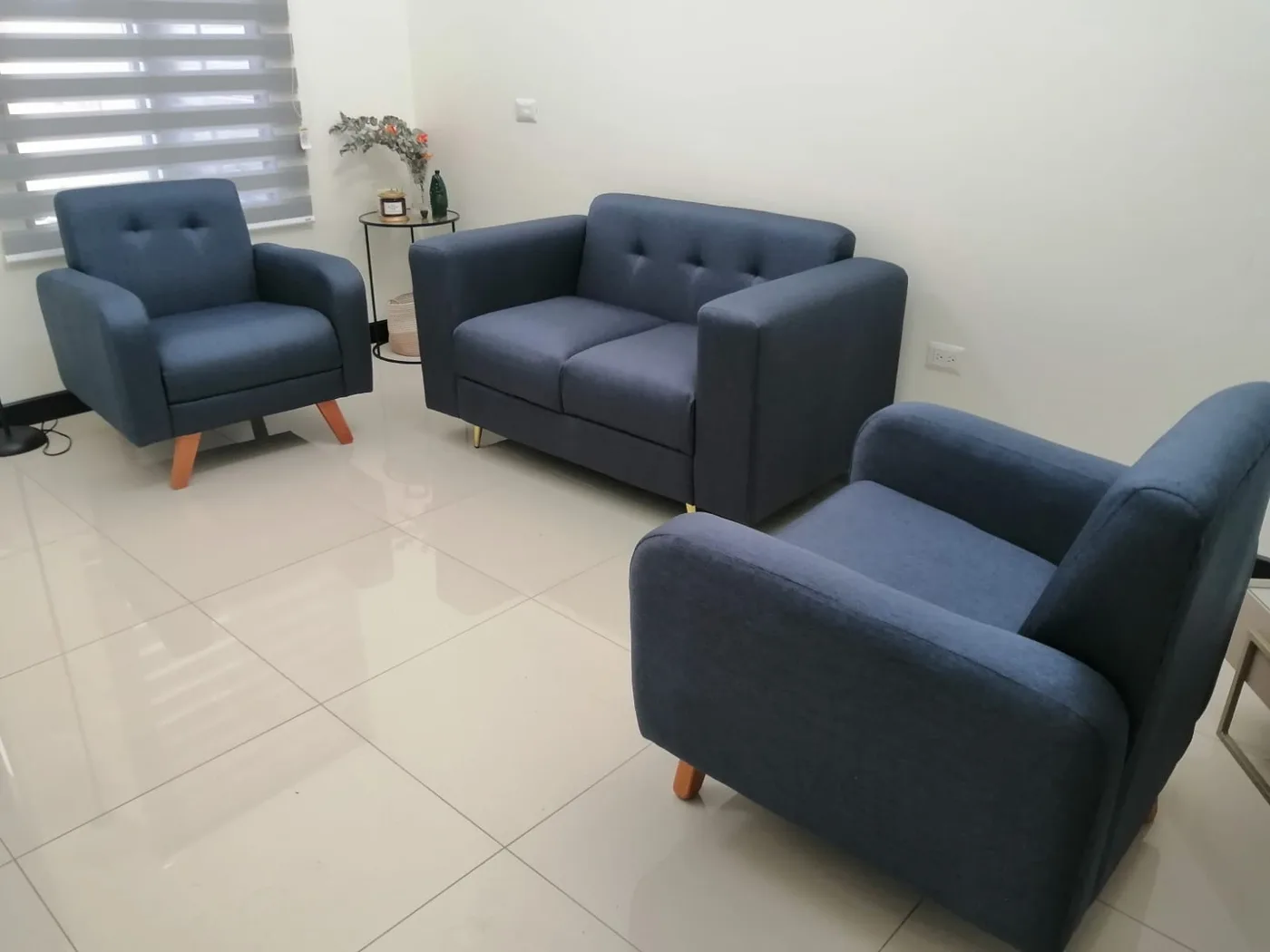 Juego de sala de tres piezas tapizado en chenille azul índigo